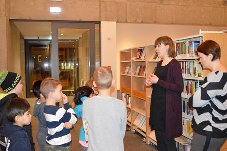 Flutningur og heimsókn á nýja bókasafnið