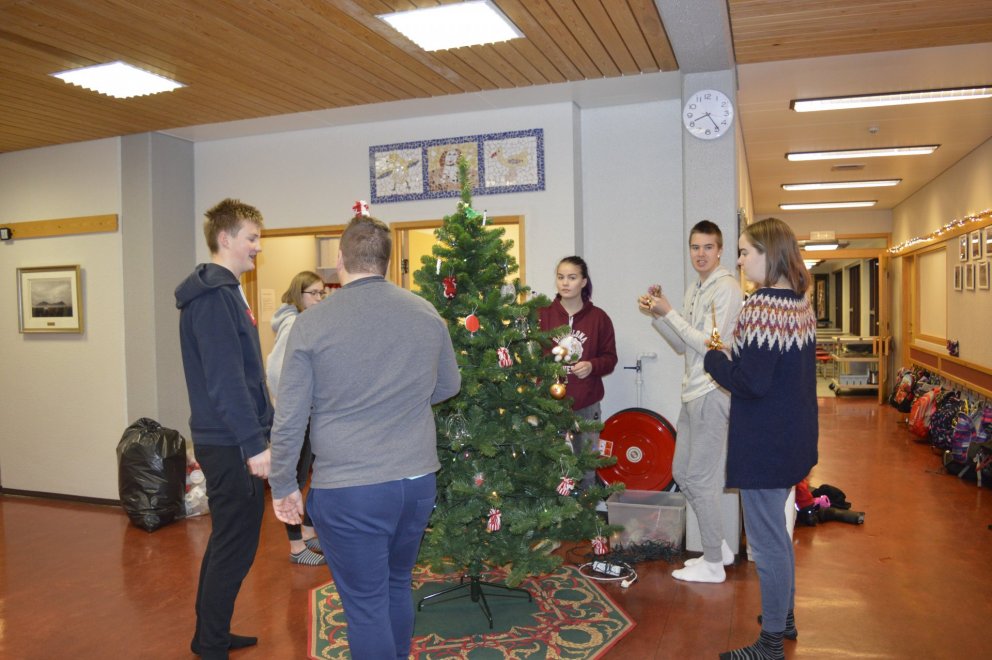 10. bekkur skreytir jólatréð