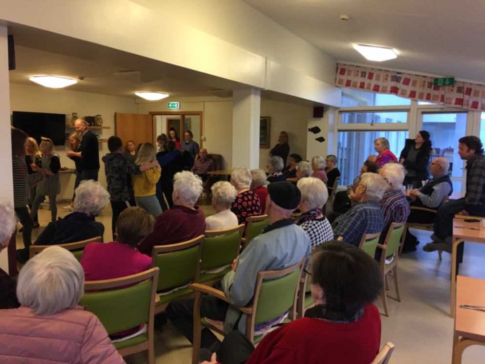 Danssýning á Dvalarheimilinu