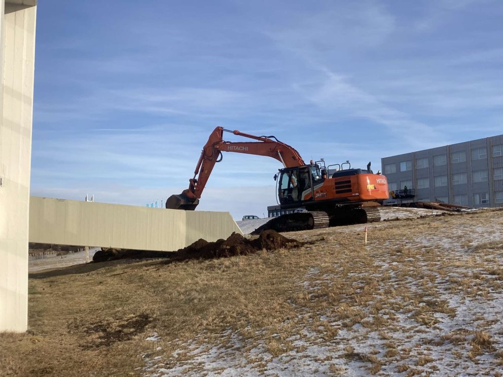 Framkvæmdir eru hafnar við skólann. Á næstunni verður sett  niður færanlegt kennslurými sem mun koma…