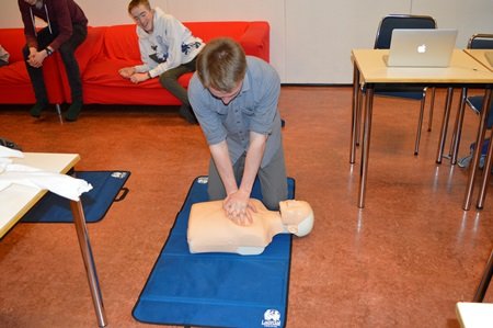 Skyndihjálparnámskeið hjá 10. bekk
