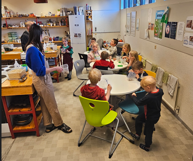 Heimilisfræði hjá Villa er alltaf vinsæl, líka hjá nemendum vorskólans.