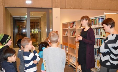 Flutningur og heimsókn á nýja bókasafnið