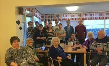 UT-valhópur í heimsókn á dvalarheimilinu