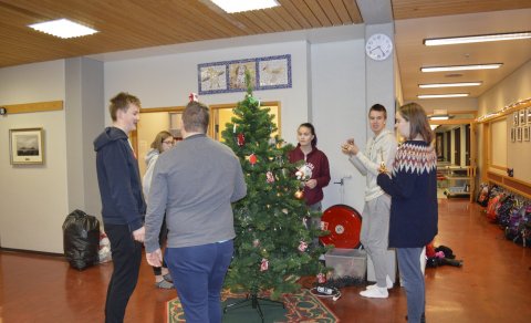 10. bekkur skreytir jólatréð