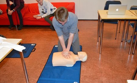 Skyndihjálparnámskeið hjá 10. bekk