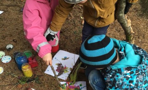 Útikennsla hjá 1. - 2. bekk í textíl og smíðum