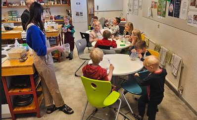 Heimilisfræði hjá Villa er alltaf vinsæl, líka hjá nemendum vorskólans.