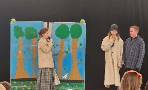 Á myndinni eru nemendur úr 5.b en þau sýndu skemmtilegt leikrit um Sálina hans Jóns míns